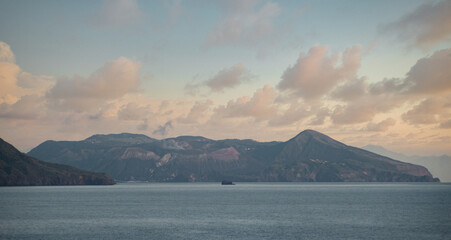 Insel Vulcano mit dem "Gran Cratere" vor der Nordküste Siziliens © Roland