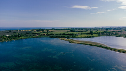 Natur mit blauem Wasser