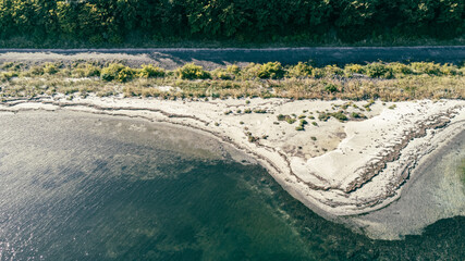 Sandbank direkt an einer Straße mit blauem und klarem Meer