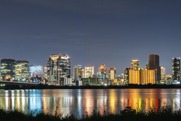 Fototapeta na wymiar 淀川河川公園から見た大阪市の夜景