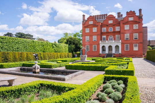 Jardines y fachada trasera del palacio de Kew en Richmond, Inglaterra