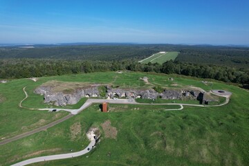 Obraz premium Verdun, France: Vue aérienne du Fort de Douaumont - Bataille de Verdun première guerre mondiale - Région Lorraine, Septembre 2021.