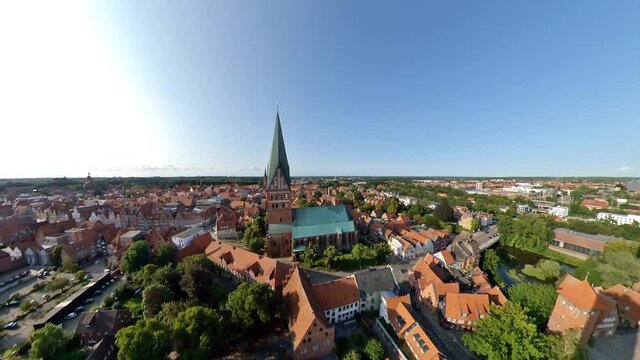 L&uuml;neburg Innenstadt mit Kirche im Sommer
