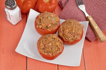 tomates farcies préparées dans une assiette