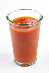 verre de jus de tomate isolé sur un fond blanc