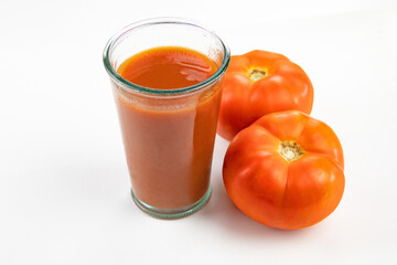 verre de jus de tomate isolé sur un fond blanc