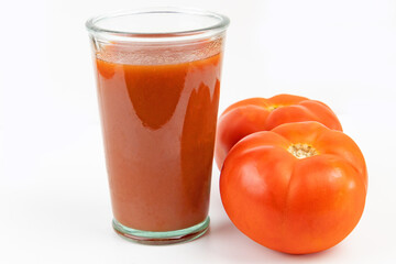 verre de jus de tomate isolé sur un fond blanc