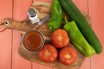 jus de tomate frais dans un verre et légumes frais