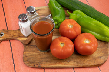 jus de tomate frais dans un verre et légumes frais