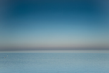 leerer blauer Hintergrund aus Himmel, Wasser und Horizont