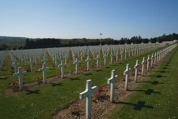 Fototapeta na wymiar Verdun, France: Superbe Monument de l'Ossuaire Cimetière de Soldat Français - Région Lorraine, Septembre 2021.