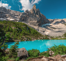Fototapeta na wymiar Alpine turquoise water Sorapis Lake in Dolomites mountains, Italy. Beautiful Alpine lake Lago di Sorapis