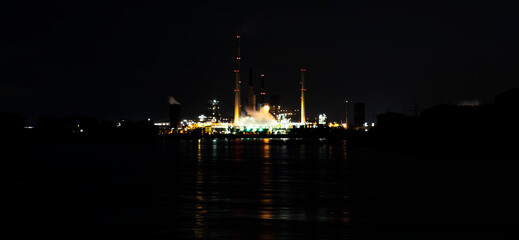 Fototapeta na wymiar Factory at night