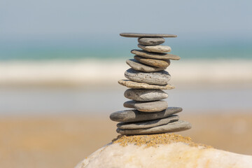 Apilamiento de piedras en la playa.