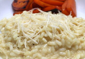 risoto de limão siciliano com cenoura e queijo ralado, risoto com cenoura no fundo, refeição com risoto e cenoura
