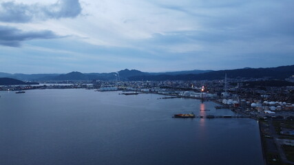 SDGs地球環境！日本の自然！山口県周南市の街並みとコンビナート　瀬戸内海の風景