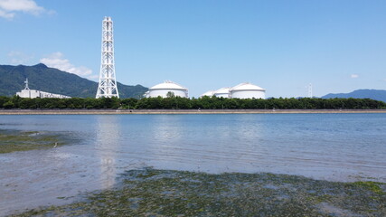 Fototapeta premium 日本の自然と火力発電所