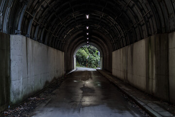 曲がり角に向かうトンネル