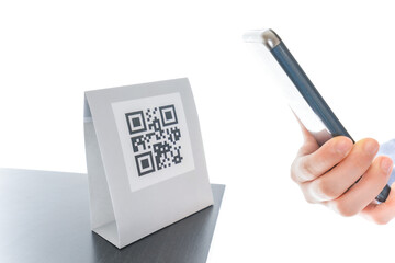 キャッシュレス決済をする若い女性