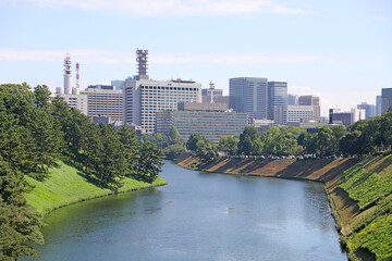 桜田濠と霞が関のビル群