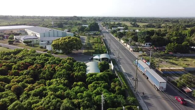 camara estatica de dron moviendose por la carretera con trafico al lado de la carretera, hermosa ma&ntilde;ana en la carretera larga