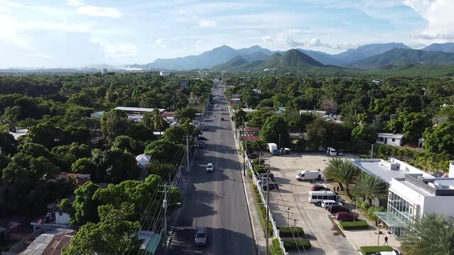 video de dron capturando la carretera de bani rep&uacute;blica dominicana con poco tr&aacute;fico, grandes monta&ntilde;as en el fondo