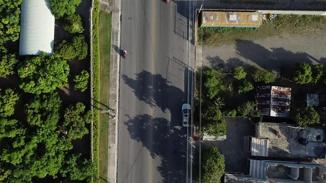 vista de p&aacute;jaro drone video capturando carretera bani rep&uacute;blica dominicana con poco tr&aacute;fico, puesta de sol con colores vivos.