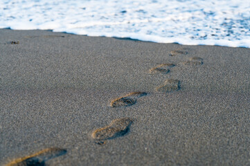 砂浜に残る足跡