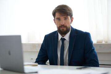 Naklejka premium bearded business man in suit emotions gesturing with hands Studio