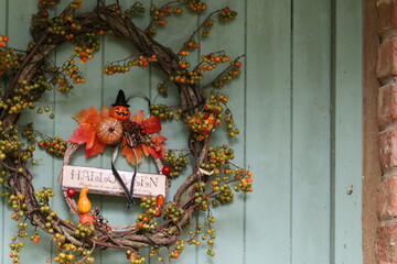 ドアに飾られたハロウィーン飾りのリース。