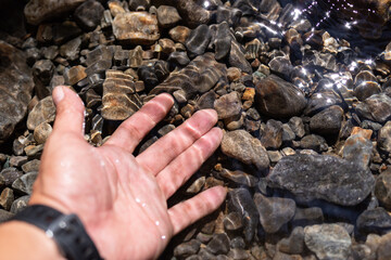 気持ちいい川の水