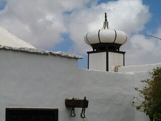 TÍPICAS CHIMENEAS DE LAS CASAS DE LA ISLA DE LANZAROTE