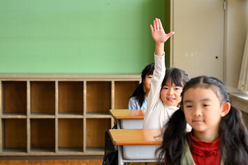 教室の授業中の小学生