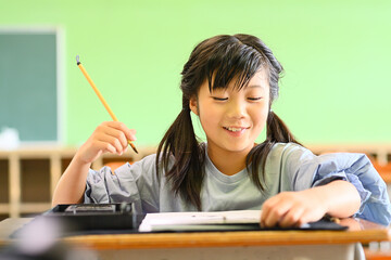 教室で習字の勉強　小学生の女の子