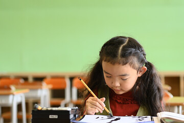 教室で習字の勉強　小学生の女の子