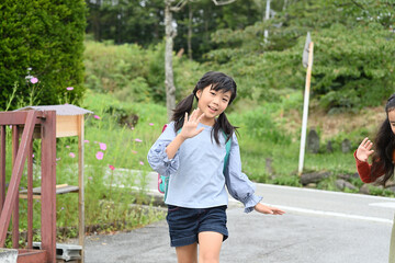 	通学路を歩く小学生