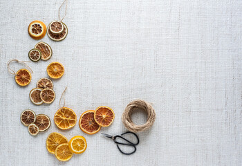 Weihnachtsschmuck getrocknete Orangenscheiben selber machen mit Bindfaden und Schere