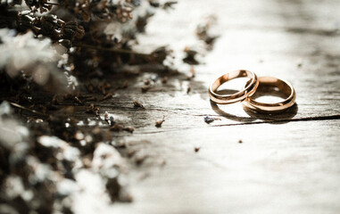 Obraz na płótnie Canvas wedding rings on the sand