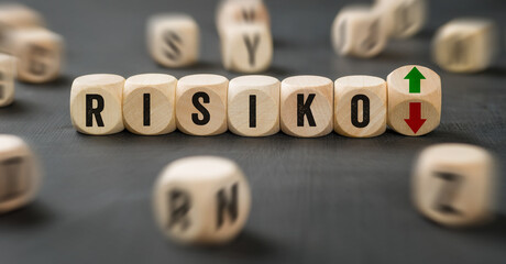 Buchstabenwürfel mit dem Wort Risiko
