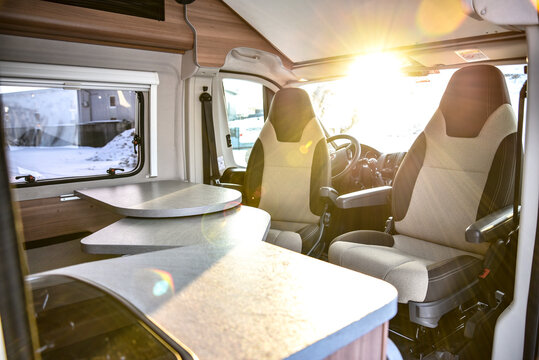 Camper / Wohnmobil Interieur bei Sonnenuntergang