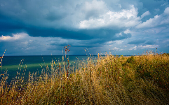 Foto des Meeres, des Kaps, der K&uuml;ste. Sch&ouml;ne Landschaft von einem hohen Kap. Ufer, Gras, Meer, Wellen.