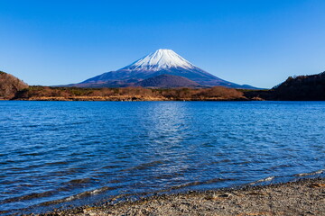 冬の富士山　山梨県富士河口湖町の精進湖にて