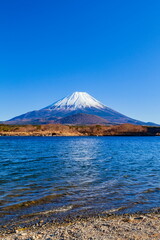冬の富士山　山梨県富士河口湖町の精進湖にて