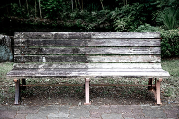 白と黒の半分に着色された公共のベンチ