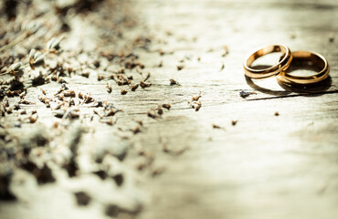 Obraz na płótnie Canvas wedding rings on a wooden background