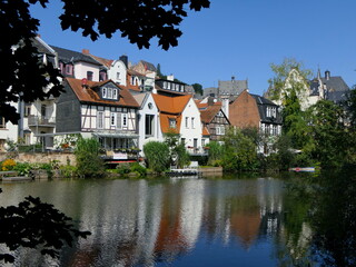 Fototapeta na wymiar Häuser an der Lahn in Marburg