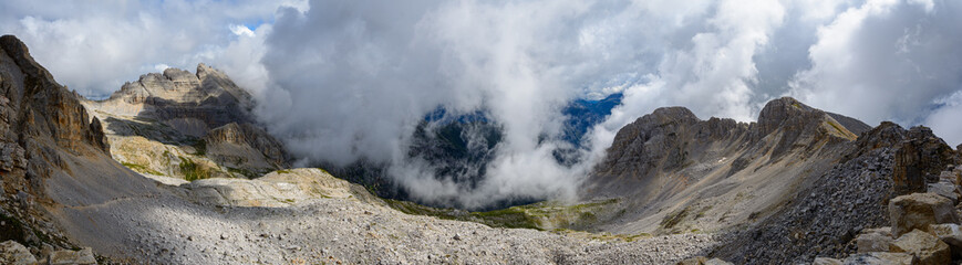 Panorama suggestivo di paesaggio dolomitico immerso nelle nuvole (Anfiteatro, Latemar, Trentino, Italia)