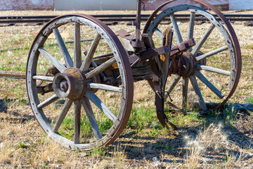 Fototapeta na wymiar old wagon wheel in a farm