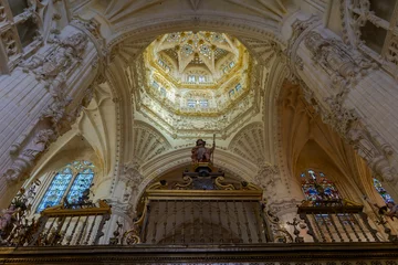 Deurstickers detalle del interior de la hermosa catedral de Burgos, España © Antonio ciero
