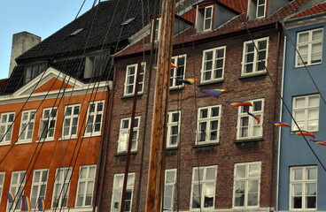 Fototapeta na wymiar Regenbogenfähnchen im Zentrum von Kopenhagen